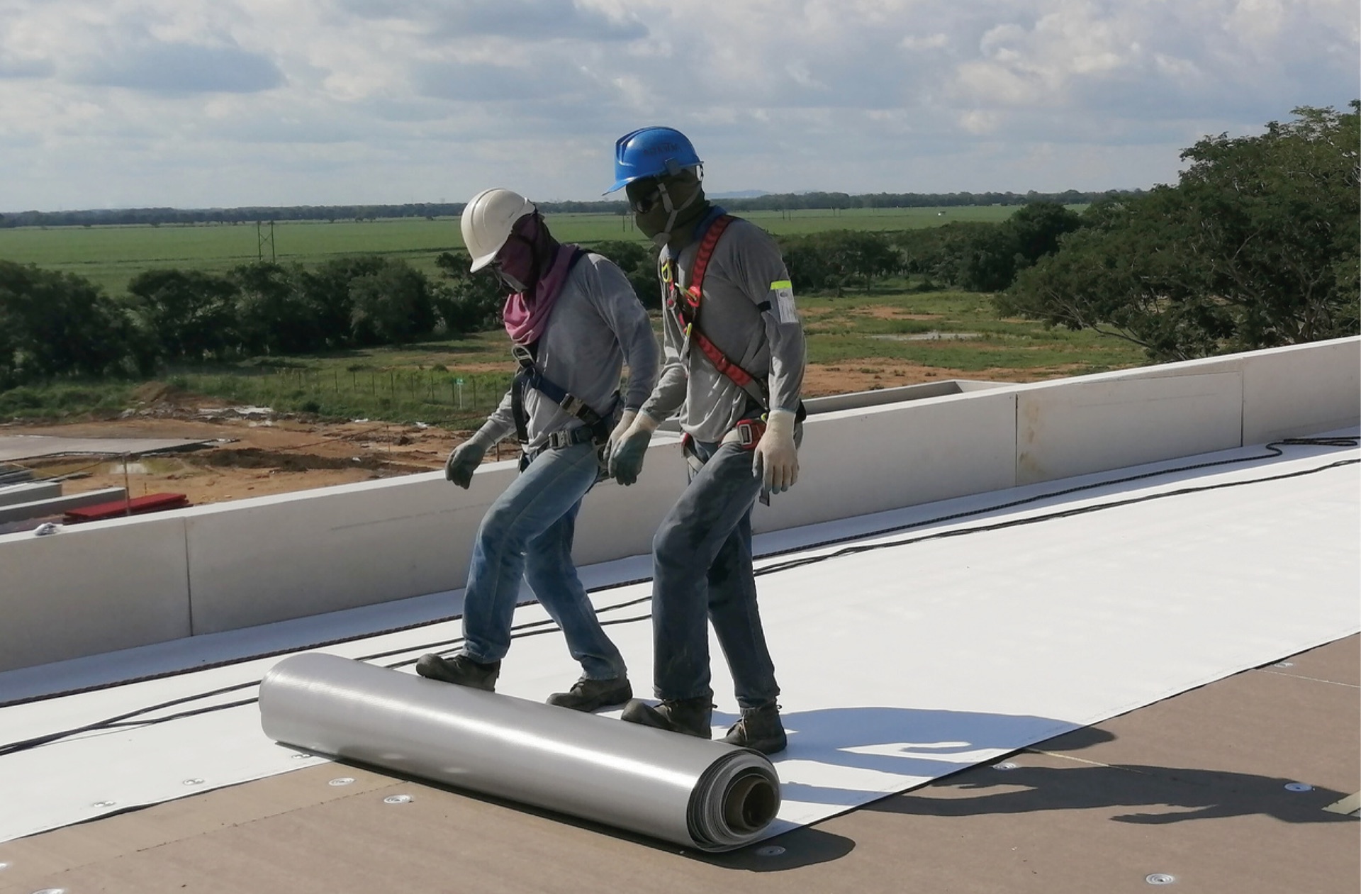 Operarios instalando membrana EcoWeld PVC