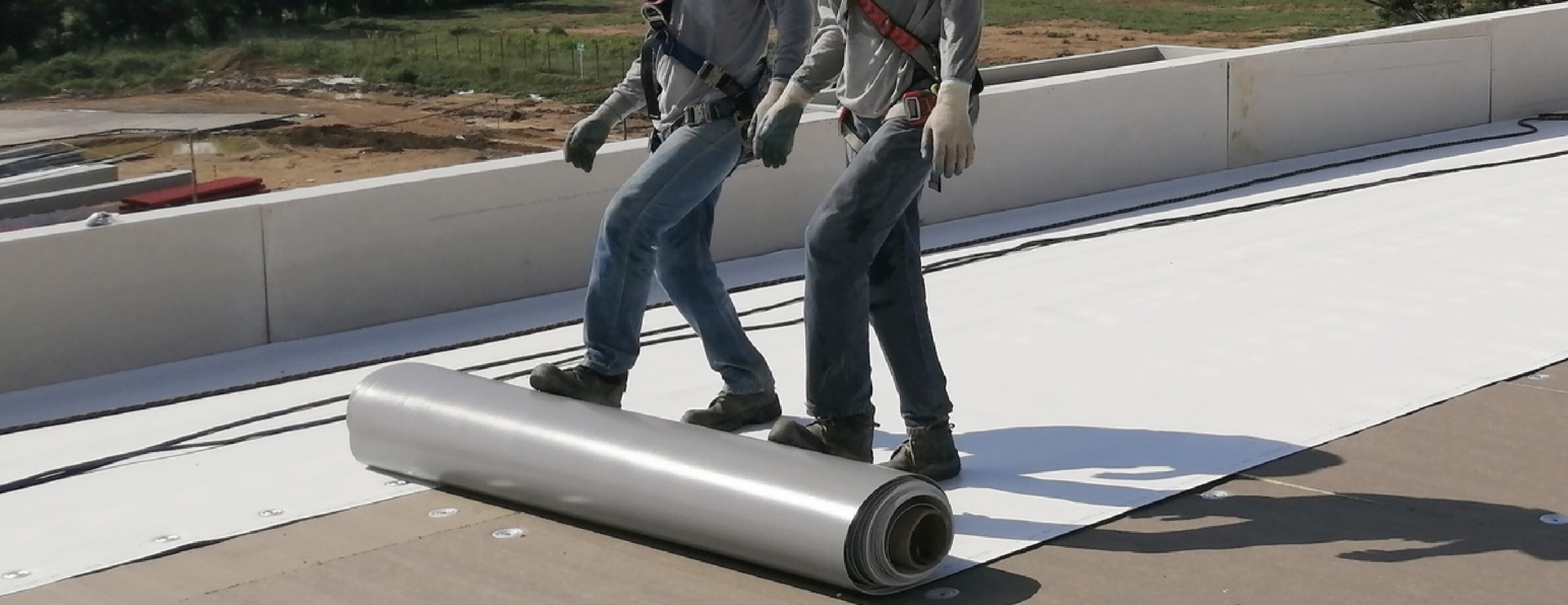 Operarios instalando membrana EcoWeld PVC